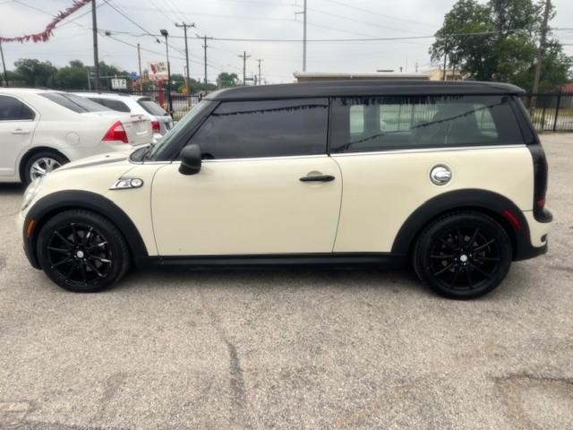 MINI Cooper Clubman Vehicle Image 02