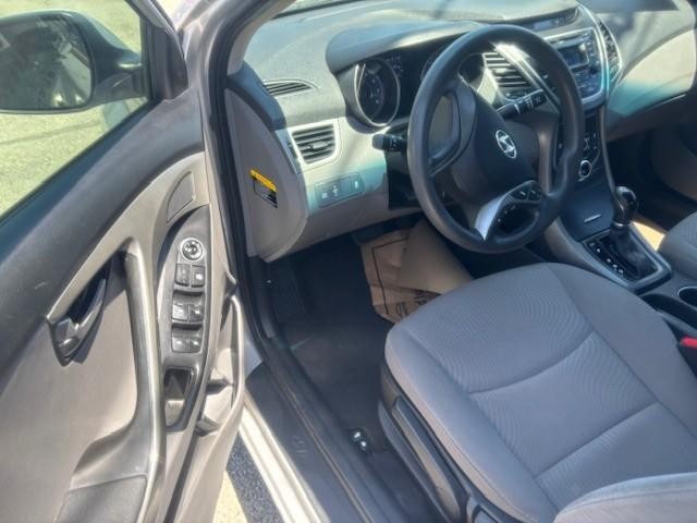 Hyundai Elantra Vehicle Image 09