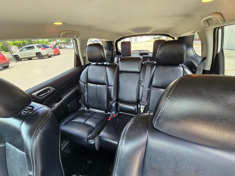 Nissan Pathfinder Vehicle Image 16