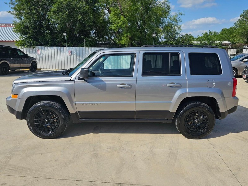 Jeep Patriot Vehicle Image 02
