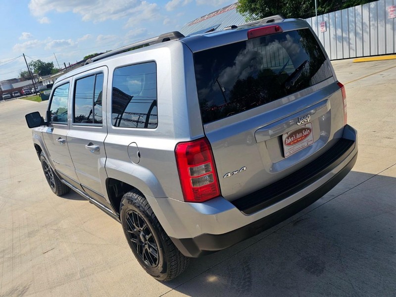 Jeep Patriot Vehicle Image 03