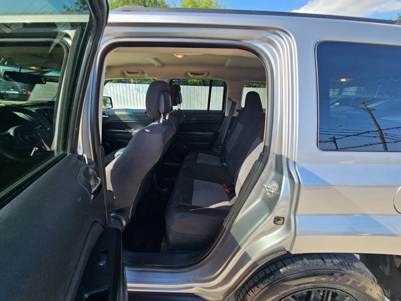 Jeep Patriot Vehicle Image 12