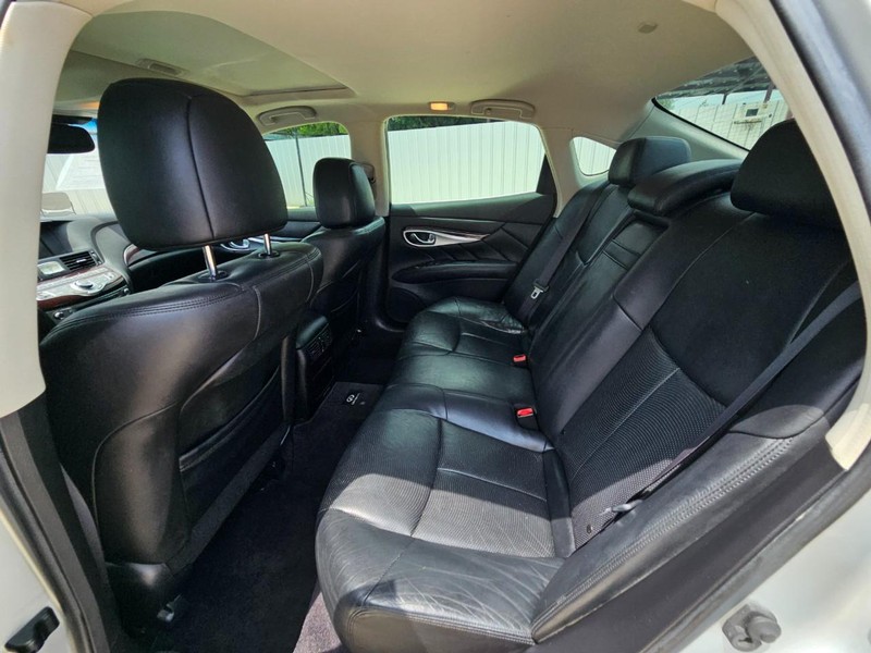INFINITI M37 Vehicle Image 12