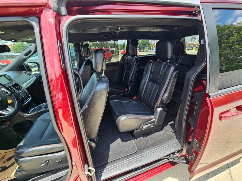Dodge Grand Caravan Vehicle Image 11