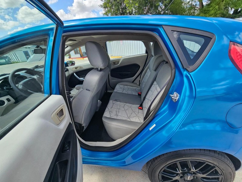 Ford Fiesta Vehicle Image 11