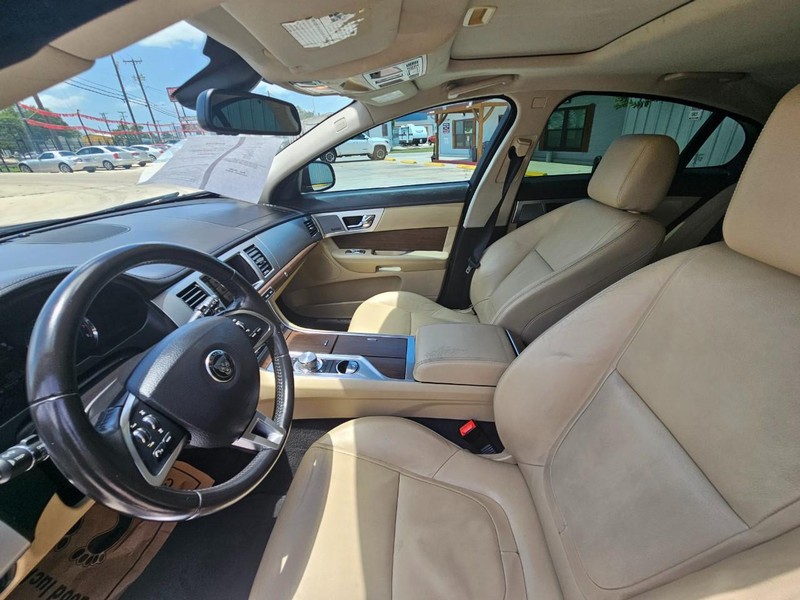 Jaguar XF Vehicle Image 11