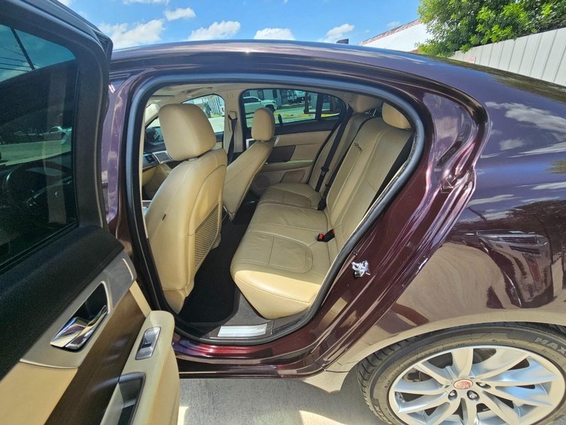Jaguar XF Vehicle Image 12
