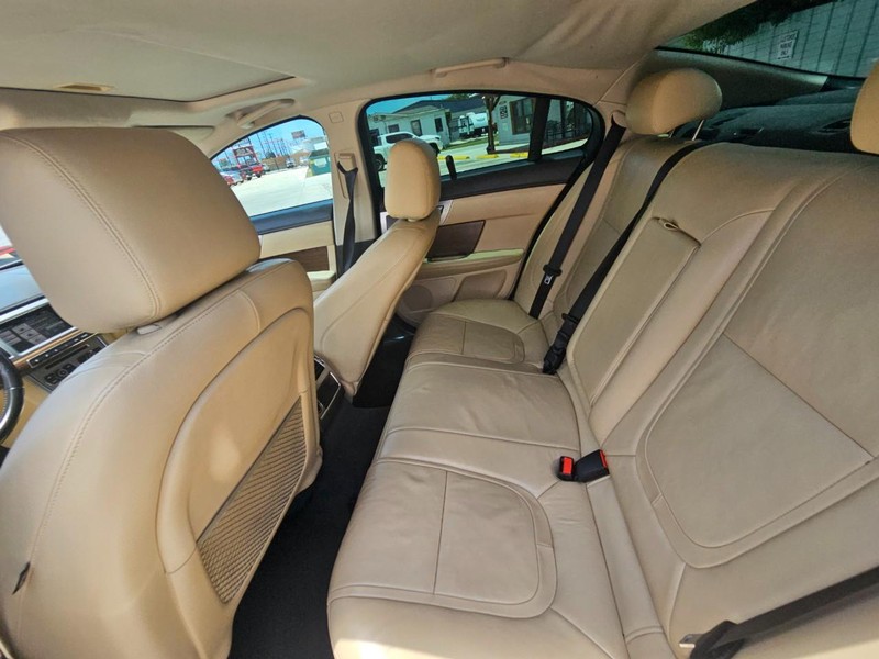 Jaguar XF Vehicle Image 13