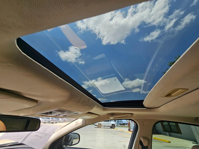 Jaguar XF Vehicle Image 18