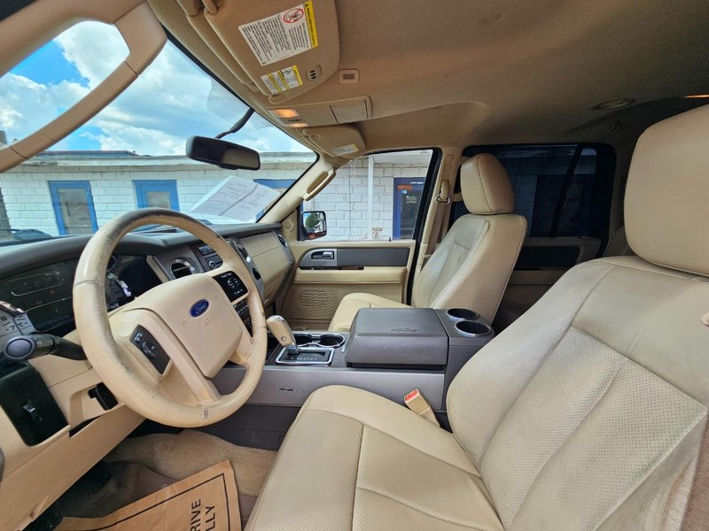 Ford Expedition EL Vehicle Image 11