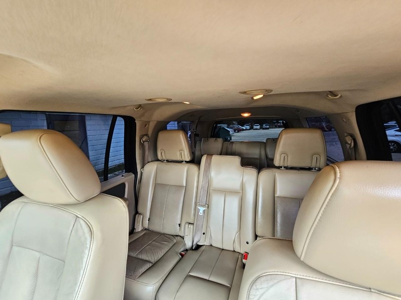 Ford Expedition EL Vehicle Image 14