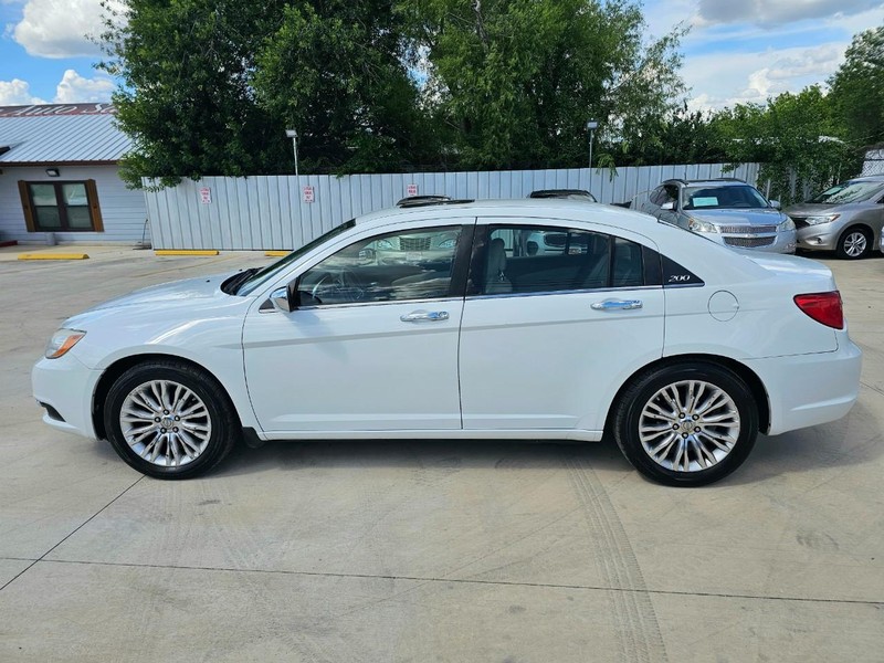 Chrysler 200 Vehicle Image 02