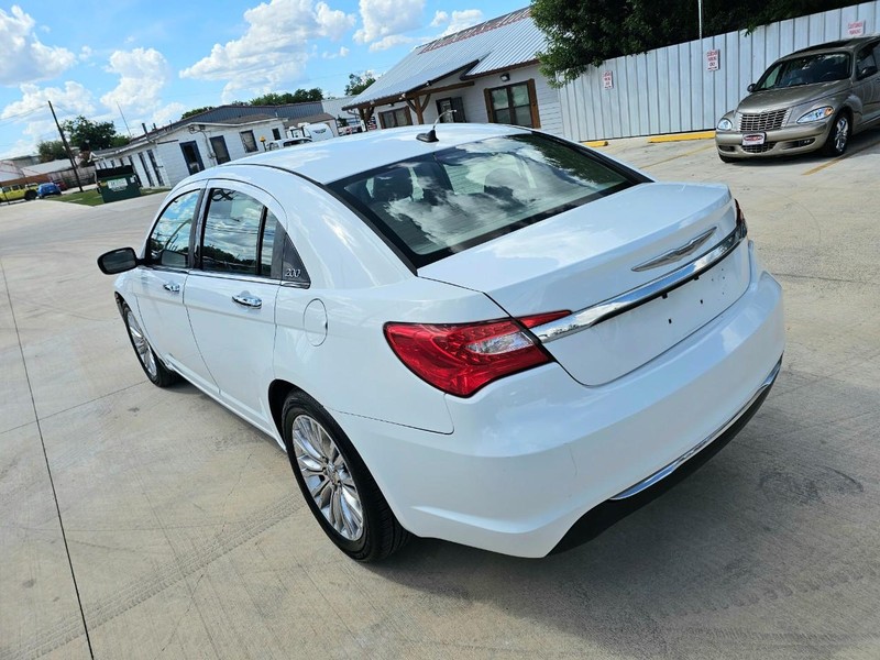 Chrysler 200 Vehicle Image 03