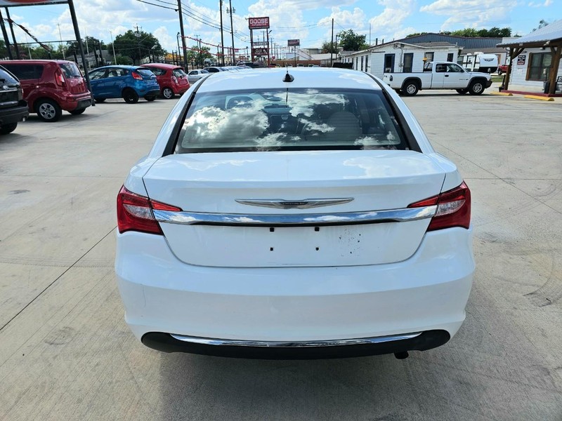 Chrysler 200 Vehicle Image 04