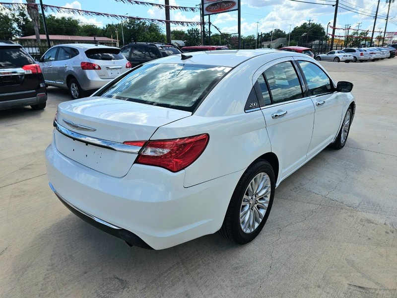 Chrysler 200 Vehicle Image 05