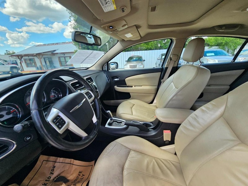 Chrysler 200 Vehicle Image 09
