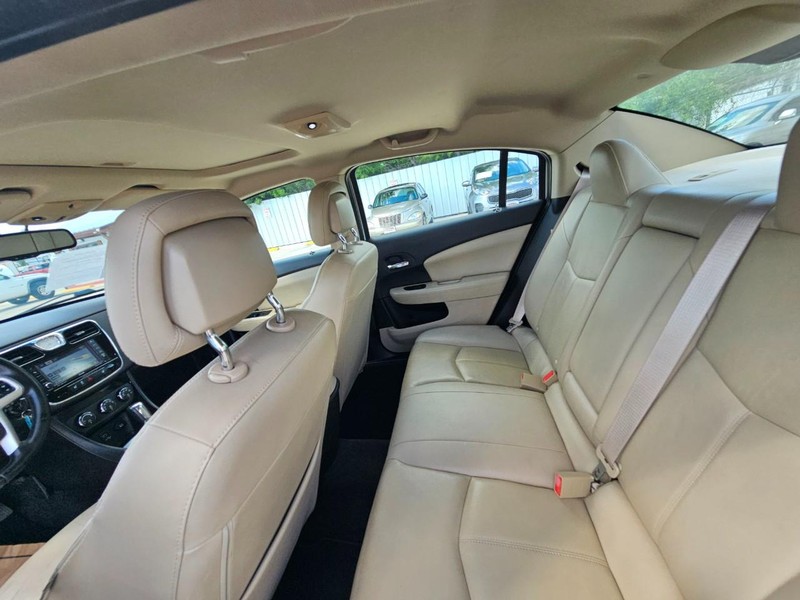 Chrysler 200 Vehicle Image 11