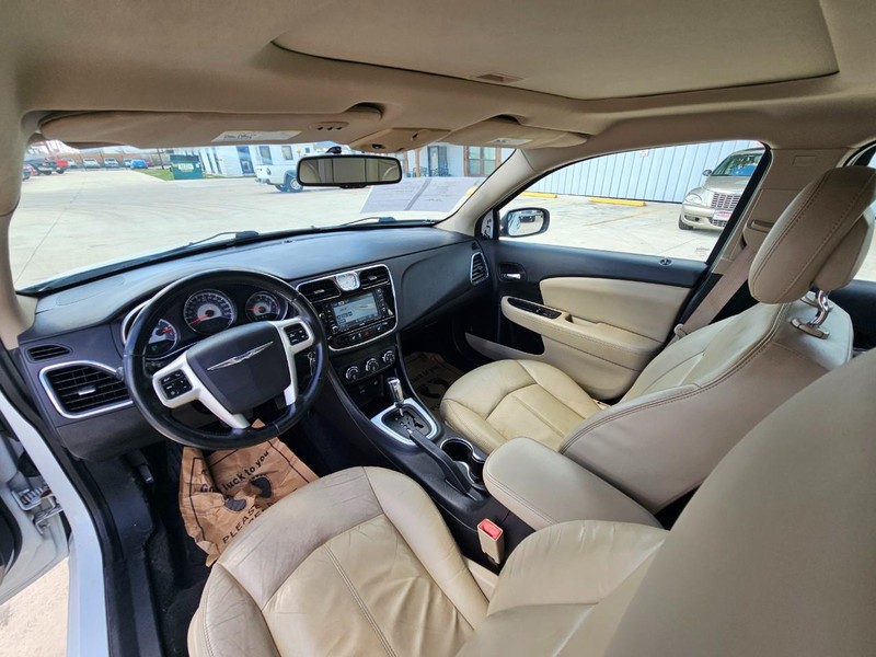 Chrysler 200 Vehicle Image 12