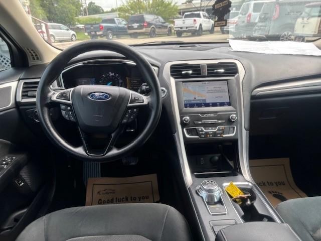 Ford Fusion Hybrid Vehicle Image 12
