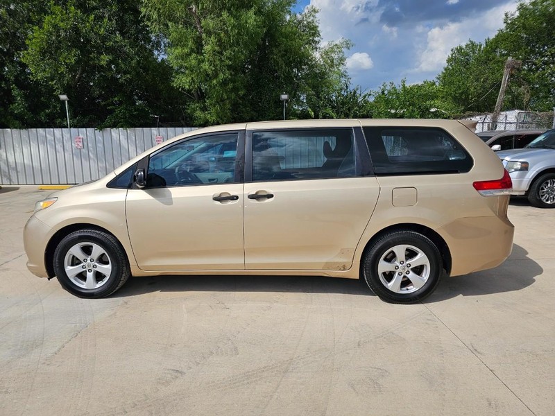 Toyota Sienna Vehicle Image 02