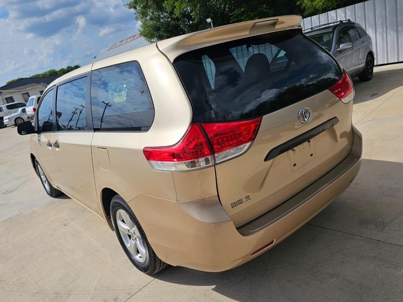 Toyota Sienna Vehicle Image 03