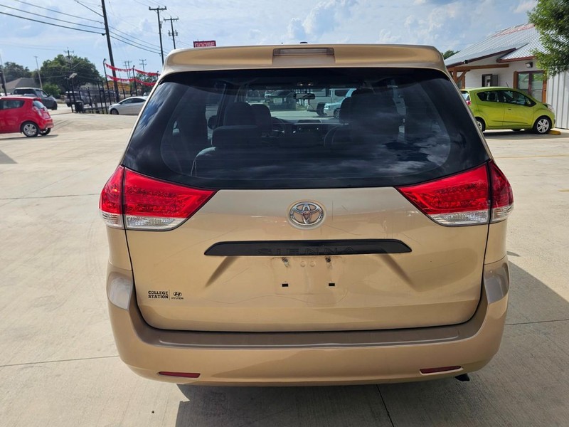 Toyota Sienna Vehicle Image 04