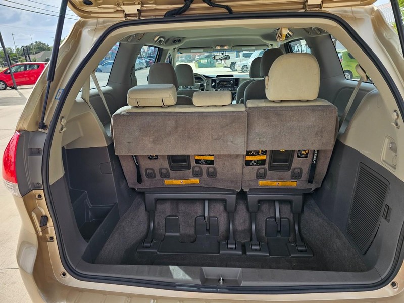 Toyota Sienna Vehicle Image 05