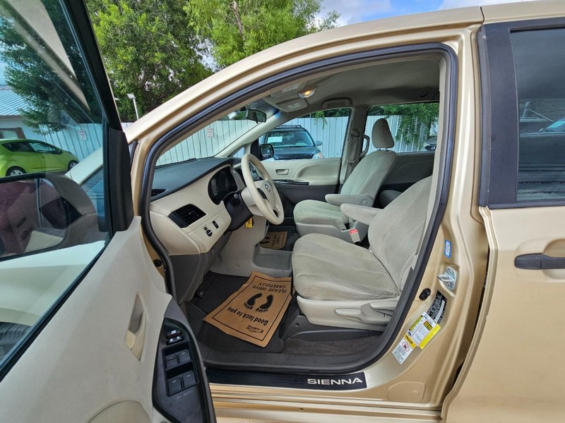 Toyota Sienna Vehicle Image 10