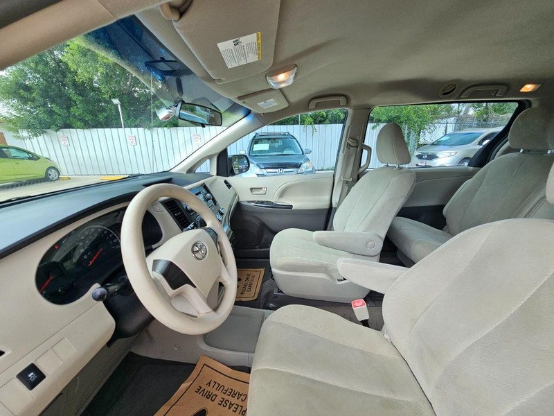 Toyota Sienna Vehicle Image 11