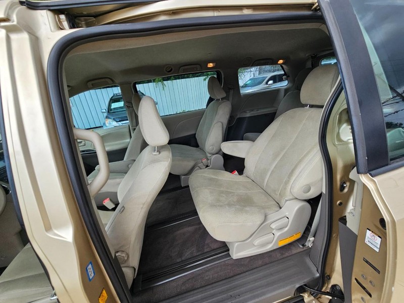 Toyota Sienna Vehicle Image 12