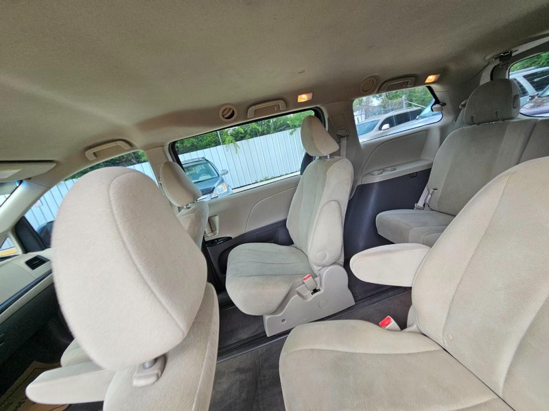 Toyota Sienna Vehicle Image 13