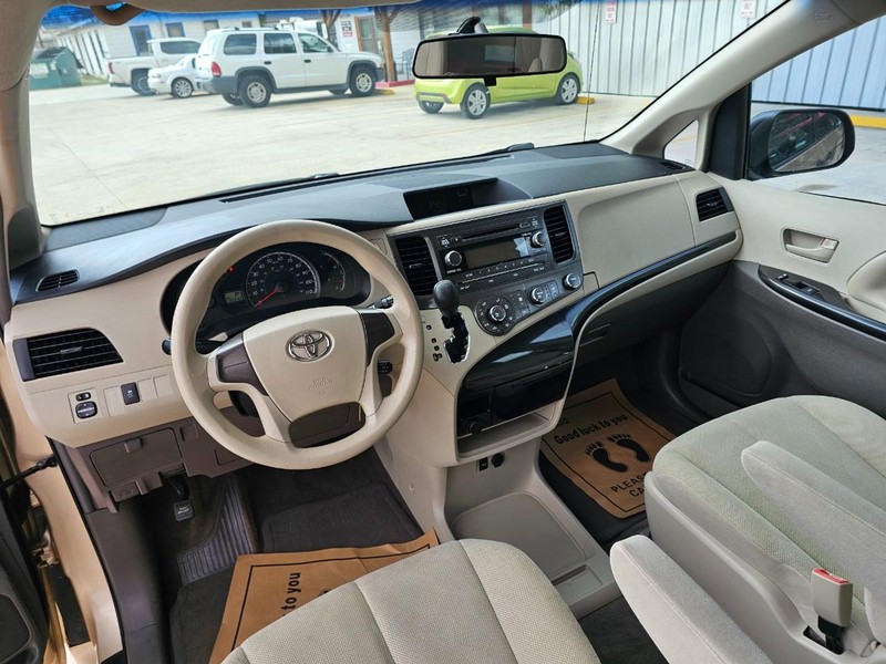 Toyota Sienna Vehicle Image 15