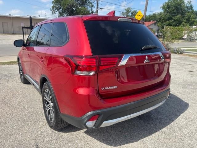 Mitsubishi Outlander Vehicle Full-screen Gallery Image 03