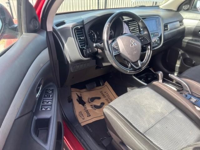 Mitsubishi Outlander Vehicle Full-screen Gallery Image 09