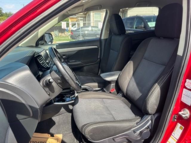 Mitsubishi Outlander Vehicle Full-screen Gallery Image 10