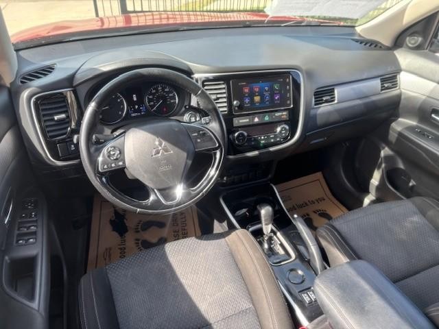 Mitsubishi Outlander Vehicle Full-screen Gallery Image 11