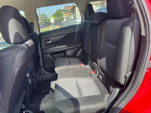 Mitsubishi Outlander Vehicle Full-screen Gallery Image 13