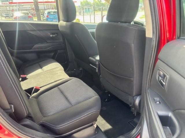 Mitsubishi Outlander Vehicle Full-screen Gallery Image 14