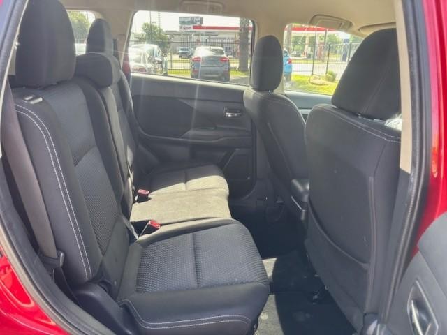 Mitsubishi Outlander Vehicle Full-screen Gallery Image 15