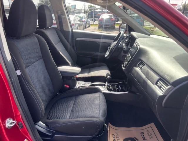 Mitsubishi Outlander Vehicle Full-screen Gallery Image 19