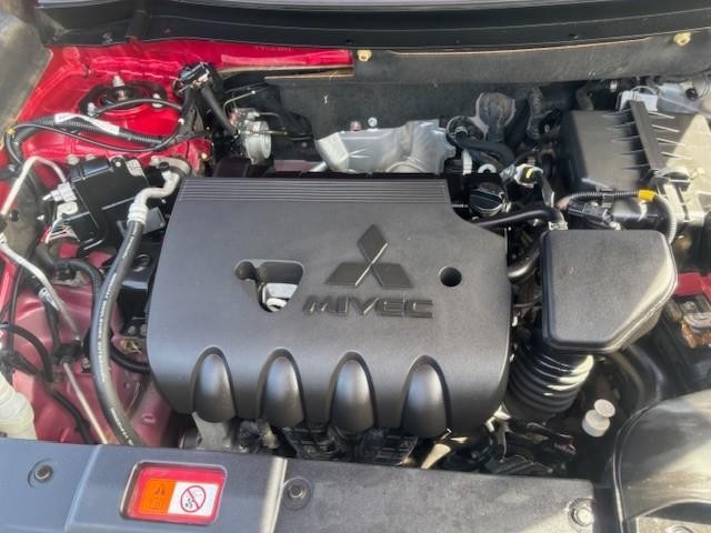 Mitsubishi Outlander Vehicle Full-screen Gallery Image 21