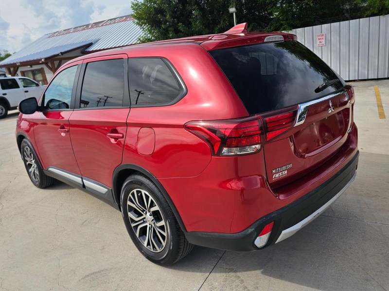 Mitsubishi Outlander Vehicle Image 03