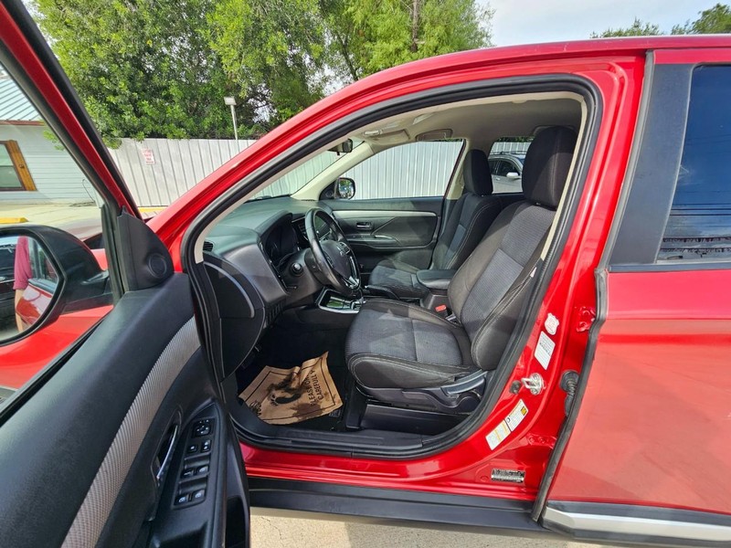 Mitsubishi Outlander Vehicle Image 11