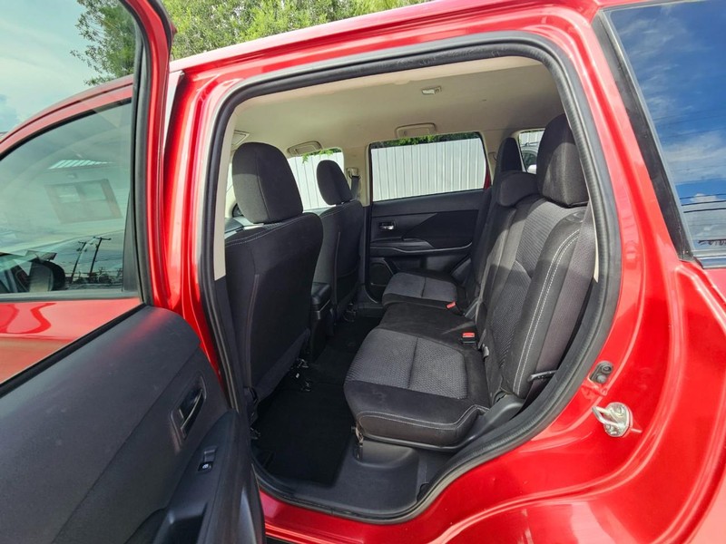 Mitsubishi Outlander Vehicle Image 13