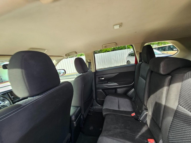 Mitsubishi Outlander Vehicle Image 14