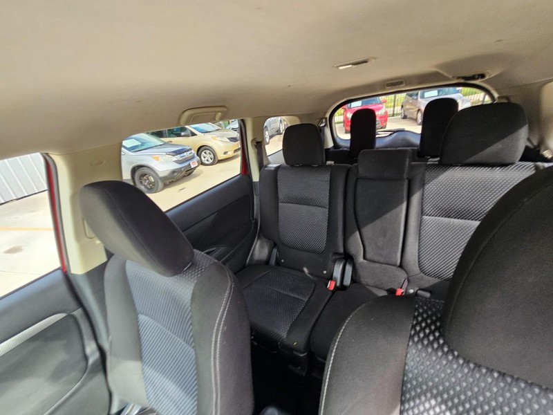 Mitsubishi Outlander Vehicle Image 16
