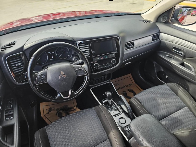 Mitsubishi Outlander Vehicle Image 17