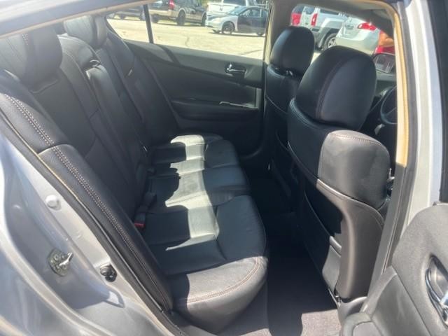 Nissan Maxima Vehicle Image 15