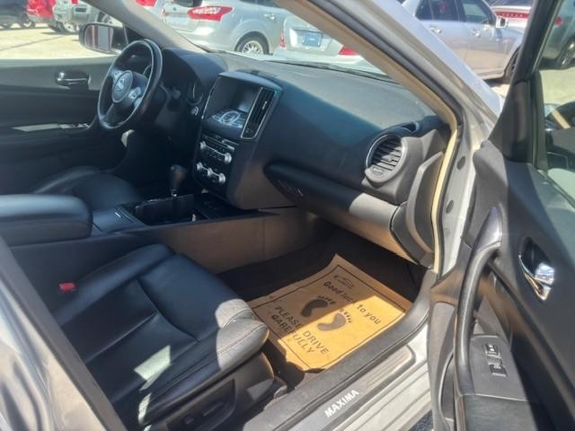 Nissan Maxima Vehicle Image 16