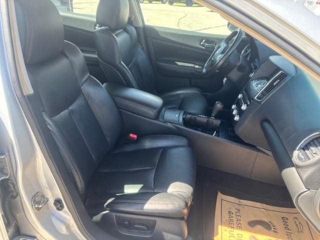 Nissan Maxima Vehicle Image 17